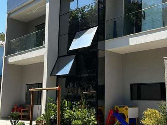 Casa triplex de arquitetura moderna com 3 suítes - Mansões da Prata.