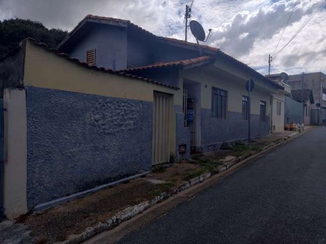 Casa com quintal e pomar a venda no centro da cidade de Pouso Alegre