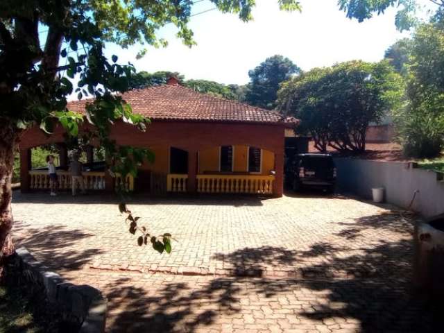 Chácara com lago, piscina e casa de caseiro