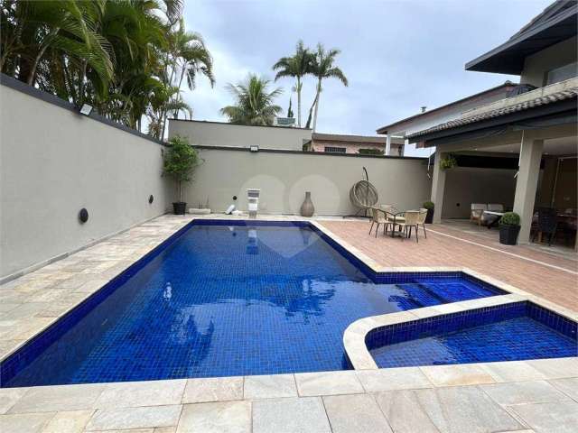 Casa em condomínio fechado no Guarujá, 04 suítes e dependência empregada, piscina, churrasqueira,