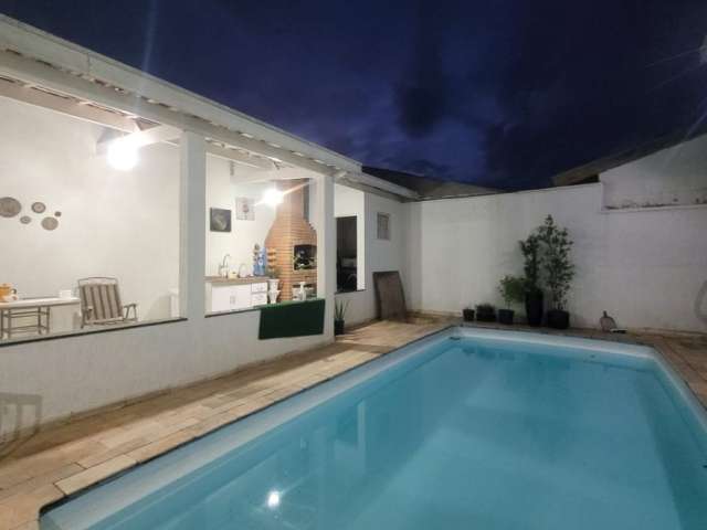 Casa térrea com 3 dormitórios- piscina no Vista Verde.