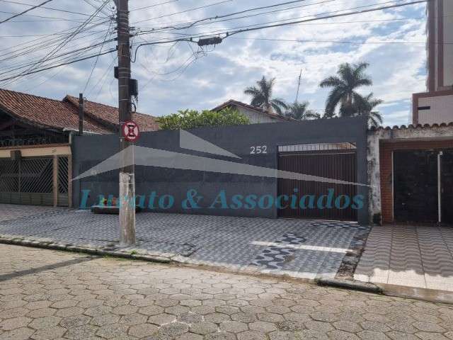 Casa térrea para locação (Residencial ou Comercial) na Guilhermina em Praia Grande SP  Com 03 dormitórios, sendo 01 suíte, sala, cozinha