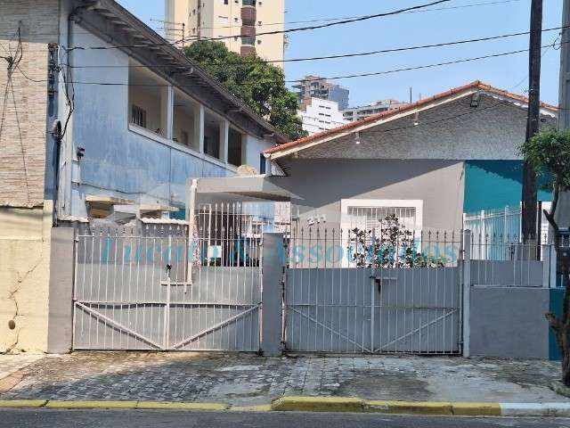 Casa para locação em Praia Grande-SP, bairro Caiçara: 2 quartos, 1 sala, 2 banheiros, 2 vagas. Aproveite!