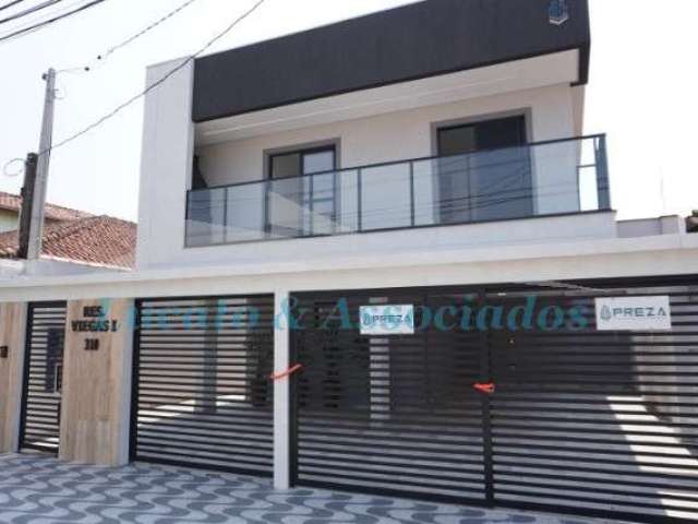 Casa com sacada em Condomínio à Venda em Praia Grande-SP, Bairro Maracanã - 3 Quartos, 1 Sala, 1 Banheiro, 1 Vaga de Garagem - 67,21m².