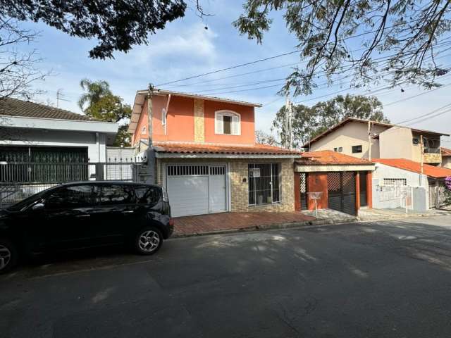 lindo Sobrado a venda em rua sem saída e local com muito verde / Clube Vila Galvão