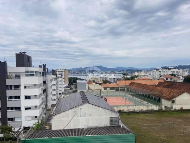 Apartamento com 2 quartos sendo 1 suíte e 1 vaga de garagem no bairro abraâo em florianópolis/sc