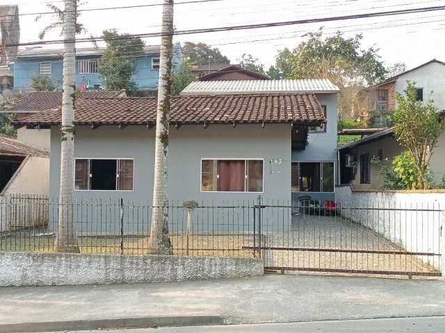 Casa com 03 dormitórios disponivel para locação no bairro Floresta Joinville/SC