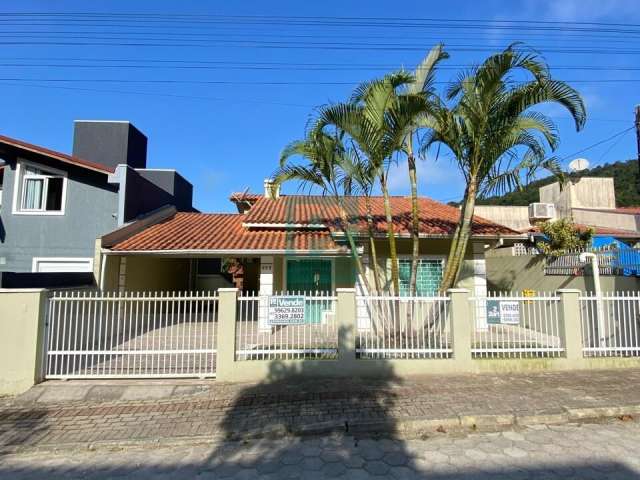 Linda e ampla casa a venda no centro de Bombinhas-SC