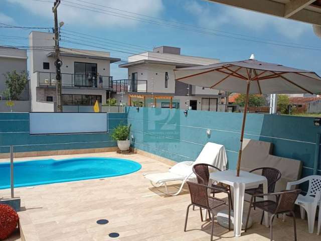 Linda casa com amplo quintal, piscina a venda na praia dos Zimbros, Bombinhas-SC