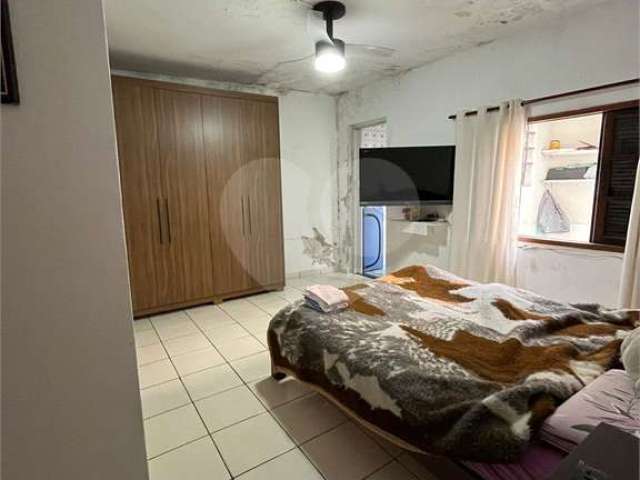 Casa térrea com 3 quartos à venda em Carandiru - SP