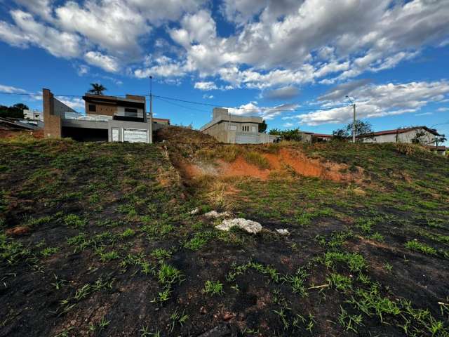 Bairro Jardim Parque das Pameiras II - Terreno com 360m² , terraplanagem pronta, pouco declive, pronto para construção, linda vista, ótima localização - Serra Negra/SP