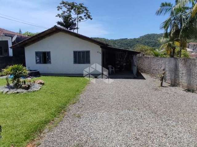 Casa com amplo terreno a venda no Parque Guarani