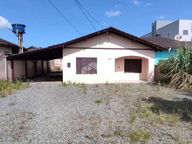 Casa com amplo terreno a venda no Parque Guarani