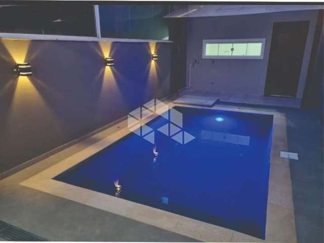 Ecxelente GEMINADO COM 3 QUARTOS, PISCINA, SACADA no Petrópolis