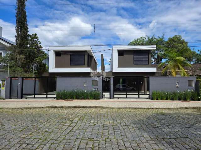 Casas geminadas com 4 suítes a venda no saguaçu