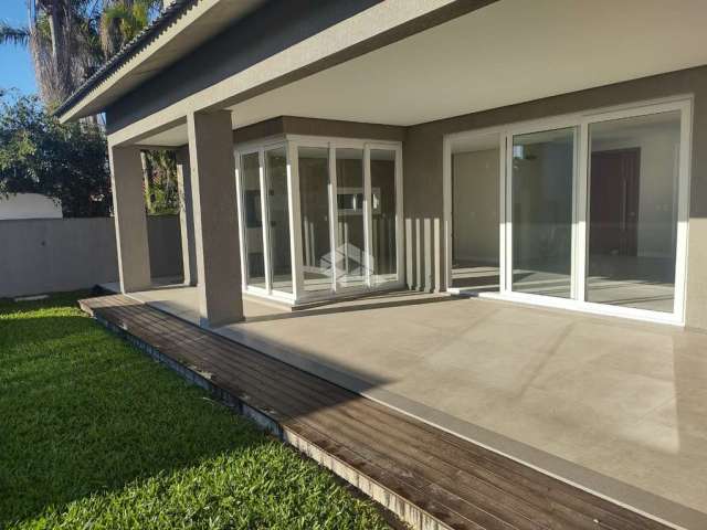 Casa térrea com 4 suítes + lavabo, amplo living com lareira e com acesso ao pátio em frente, quanto aos fundos da casa