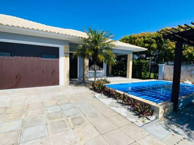 Casa 4 dormitórios, 3 suítes, amplo living,, piscina, varanda, Centro - Xangri-lá