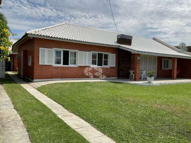 Casa à venda, com 4 quartos/dormitórios, 2 vagas/box, em Atlântida, Xangri-lá/RS