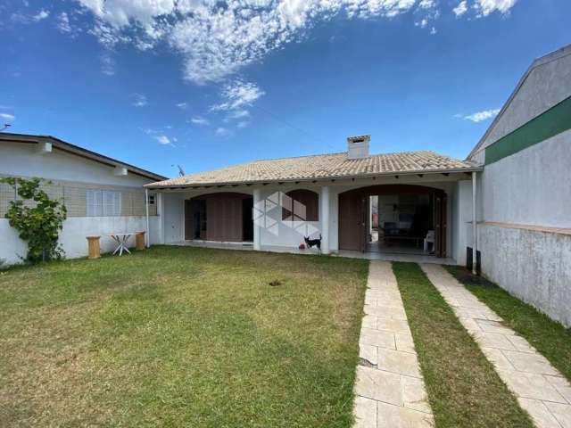 Casa à venda, com 3 quartos/dormitórios, 2 vagas/box, no bairro Remanso, Xangri-lá/RS