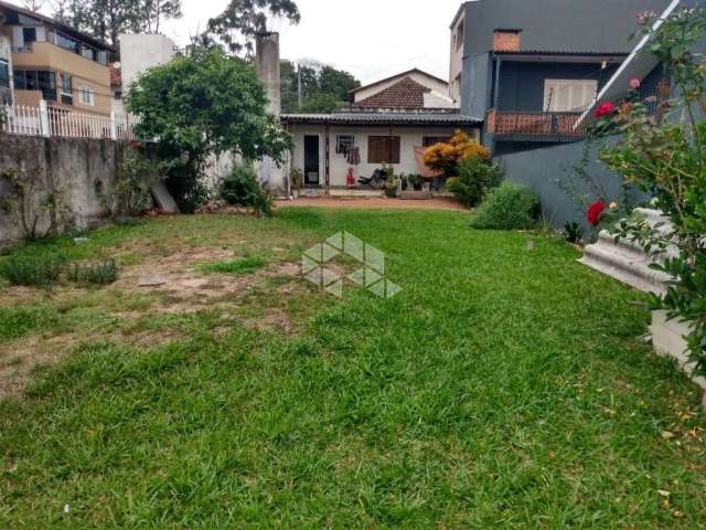 Terreno de esquina  com casa no bairro Vila Ipiranga