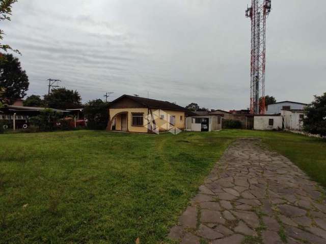 Casa de Alvenaria,2 dormitórios,banheiro social,living 2 ambientes,cozinha,garagem fechada .