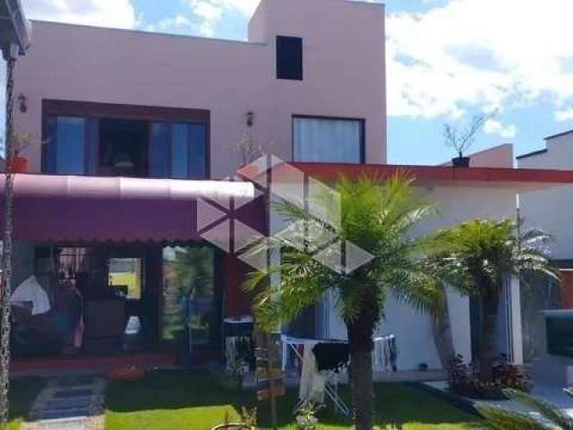 Casa de luxo no condomínio Caledônia com 3 quartos, 4 banheiros, 4 vagas e 250m²