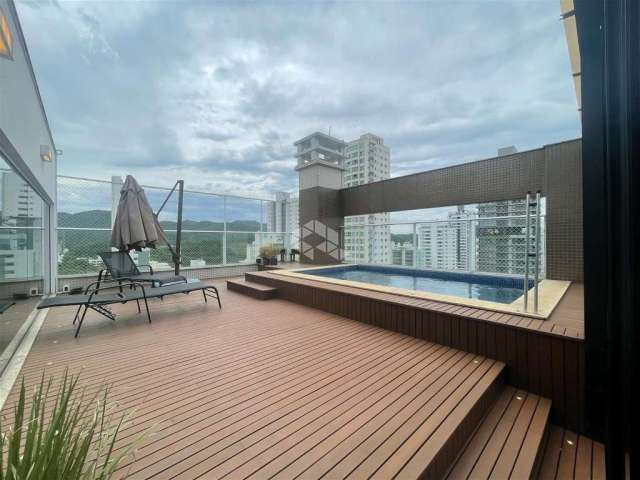 Cobertura duplex com piscina na quadra mar em Balneário Camboriú