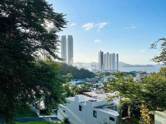 Terreno em condomínio fechado com vista mar na Barra em Balneário Camboriú