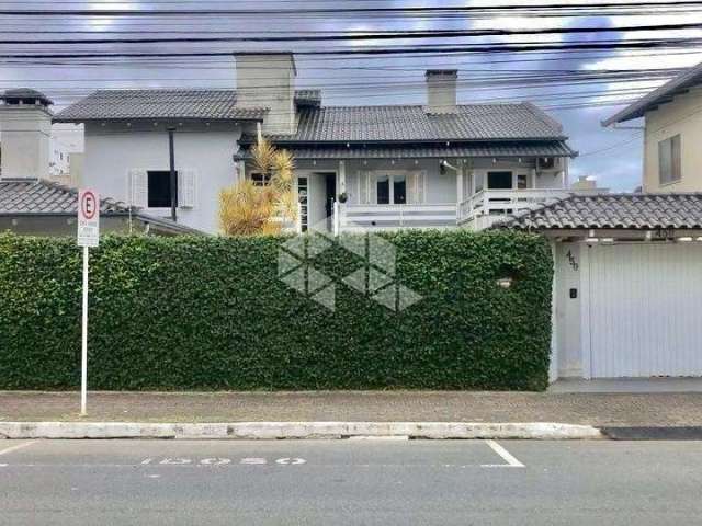 Casa duplex de 6 dormitórios com piscina no bairro das Nações em Balneário Camboriú