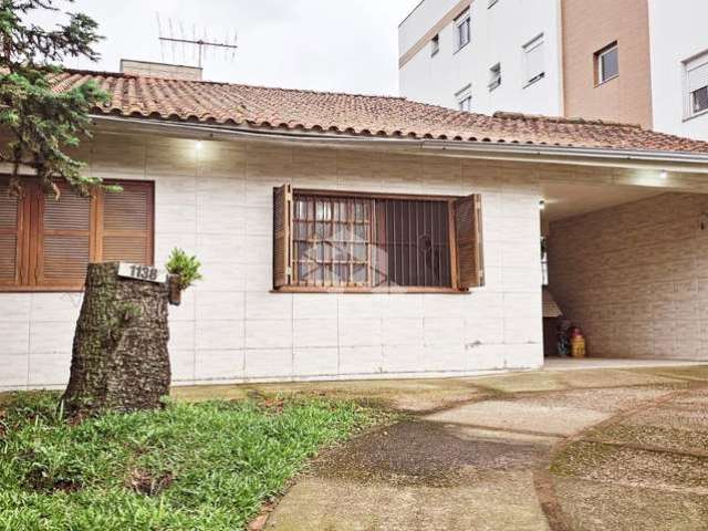 Casa Térrea à venda no bairro Tristeza, com 3 dormitórios e 4 vagas