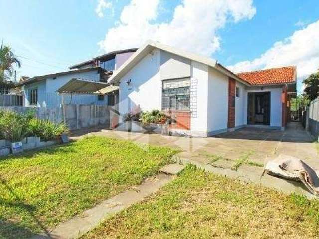 Casa a venda no bairro Camaquã com 4 dormitórios e 4 vagas, amplo pátio.