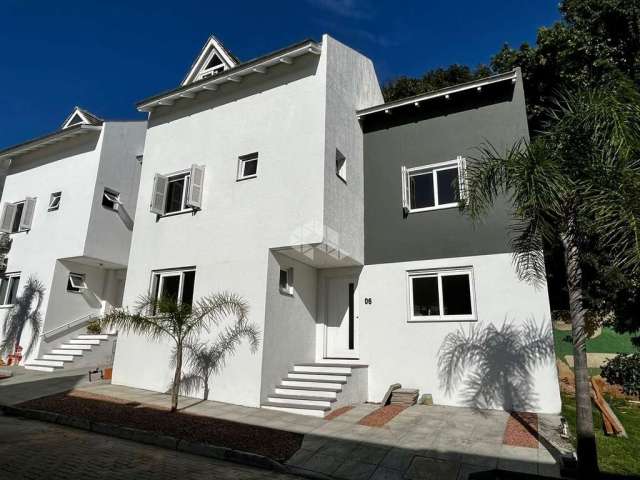 Casa em condomínio com 3 dormitórios, suíte e 2 vagas no bairro Vila Nova / Cavalhada