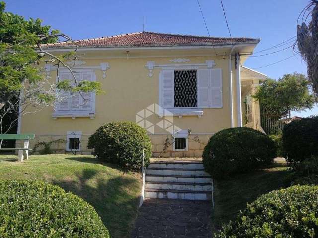 casa ampla em terreno duplo em rua tranquila na medianeira, entre duas avenidas!