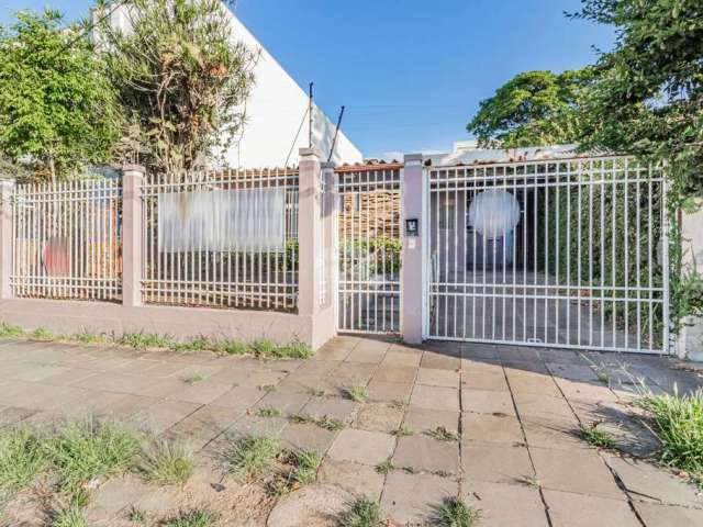 Casa térrea no coração do bairro Tristeza, junto ao polo comercial da Av. Wenceslau Escobar.