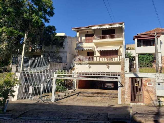 Casa Tradicional 5 dormitórios 4 vagas com pátio no Bairro Santo antônio