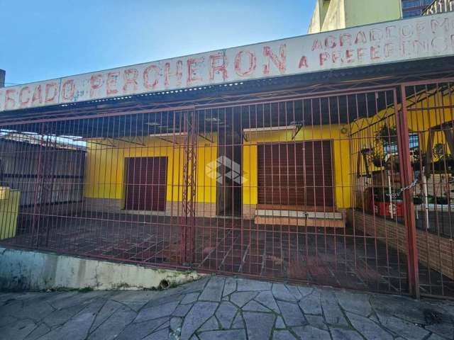 Loja e Casa comercial localizada na rua Orfanatrófio.