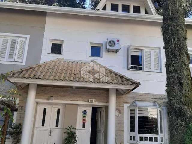 Casa geminada, 3 dormitórios sendo uma suíte, na Vila Suzana