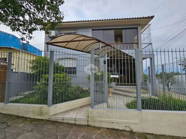 Casa sobrado com 3 suítes e 4 vagas bairro Glória em Porto Alegre