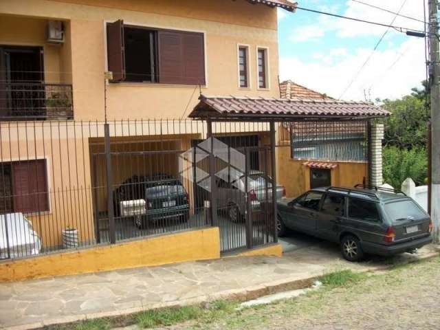 Excelente casa com 484 m², 2 salas, 4 dormitórios sendo 1 suíte, escritório.