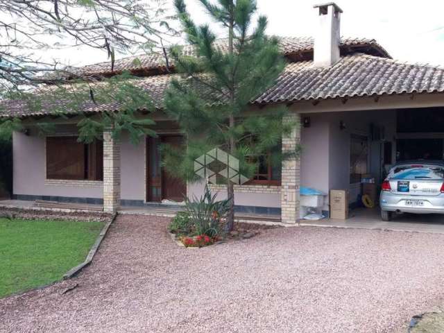 Casa de alvenaria de 220 m², 2 dormitórios sendo 1 suíte, ampla sala de estar/jantar, cozinha integrada.