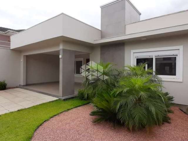 Casa de 130 m², 3 dormitórios sendo 1 suíte, 2 vagas de garagem, sala de estar.