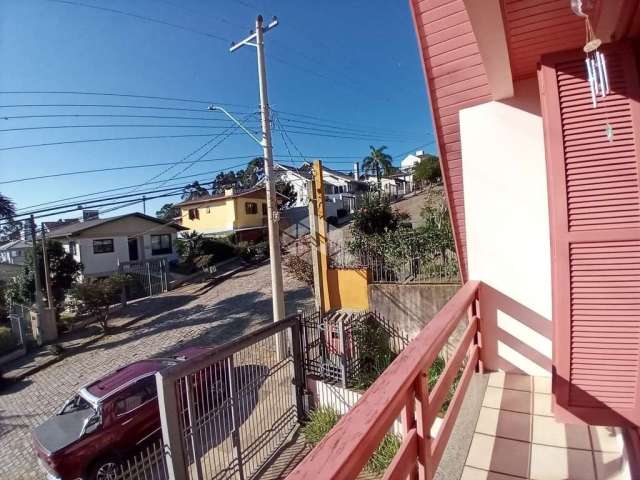 Vende-se otima  casa estilo chalé no Bairro Santo Antão