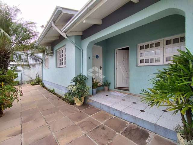 Vende-se excelente casa de 3 dormitórios semi mobiliada