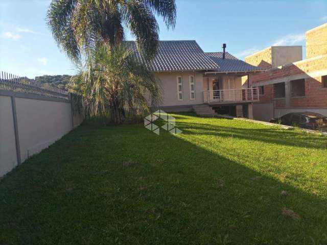 Casa com 3 dormitórios,   piscina e amplo pátio com gramado.