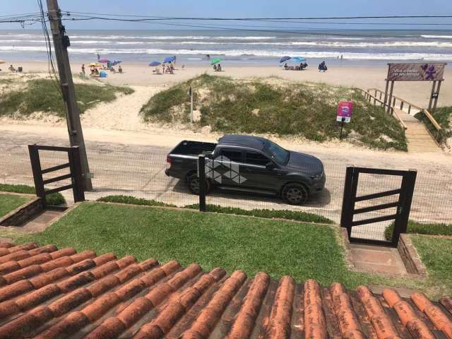 Sobrado pé na areia, 2 dormitórios e 1 vaga de garagem