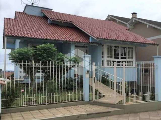 Linda Casa de 240m² próxima a Faculdade Cenecista