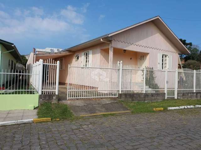 Casa mista totalmente cercada localizada no bairro São Paulo