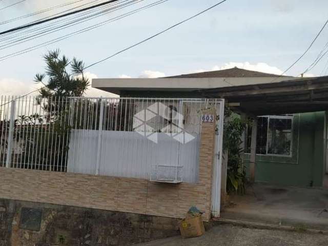 Casa com 03 quartos/dormitórios no bairro Barreiros, em São José- SC