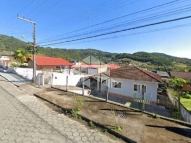 Casa com 03 quartos/dormitórios no bairro Fundos, em Biguaçu/SC