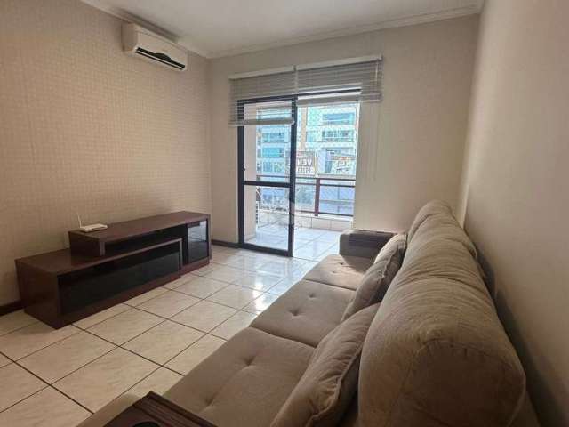 Apartamento três dormitórios em Meia Praia